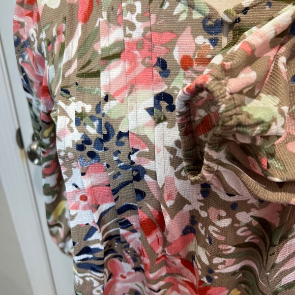 Juniper Lime Petite P Floral Print V Neck 3/4 Sleeve Pleated Top - Picture 3 of 6